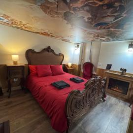 Alcôve Secrète Suite médiévale avec Spa, hotel a Cusset