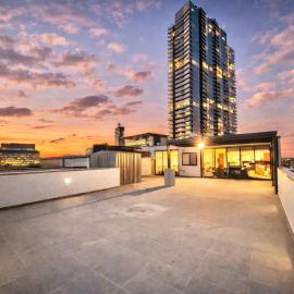 Modern Penthouse 7-min Walk to Station & Westfield