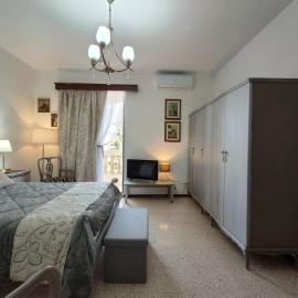 Malta Airport Bedroom with private shower - 18 min walking distance