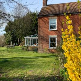 Beautiful 3 bedroom house, next to ancient wood near Holt and North Norfolk coast، فندق في Barney