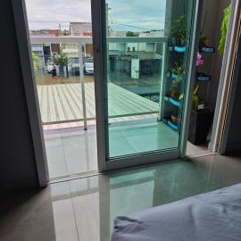 suite ampla em sobrado com ar e garagem, hotel in Cascavel