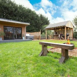 City to Country Retreat Luxury Lodges with Hot Tub, BBQ, Fire Pit, hotel in Toppesfield