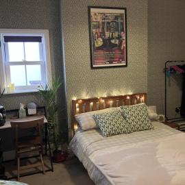 Private Victorian Double En-Suite Room, 100m from Wylde Green Station