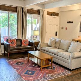 Artist Rd Retreat -Walk to Plaza, nestled in the Foothills of the Mountains