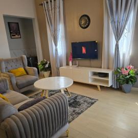Dreamy Den Suites Kiwatule, готель у місті Кампала