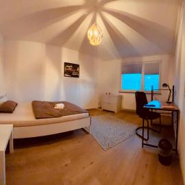 Privatzimmer in WG ähnlicher Wohnung nahe VW, City - WLAN & Parkplatz - CityStay Wolfsburg - Bulli, hotel in Wolfsburg
