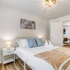 Charming 2 Bed 1 Bathroom Escape with Free Parking and WiFi