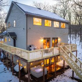Spacious Family Retreat-Hot tub & Game Room, hotell i Wintergreen