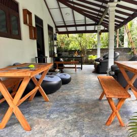 R BackPacker Hostel