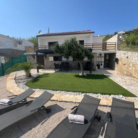 House on the beach, hotel in Zubovići