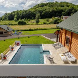 Log Cabin Valley - Private Villa with Pool: Gospić şehrinde bir otel