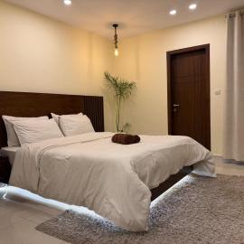 Skyluxe Designer Suits with heating Fast Wifi, Rooftop pool, Gym, Sauna and Self checkin