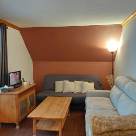Appartement cosy 6 personnes à Super Besse - balcon avec vue sur le Puy du Chambourguet - piscine intérieure - Wifi - parking et casier à ski, hotel u gradu Super Bes