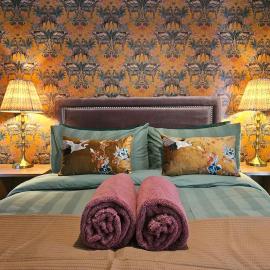 StayZen Apartments - Luxury Central Apartment with Parking - sleeps 8