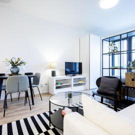 Bright & Spacious Apartment - Garage & Balcony, hotel in Nivy