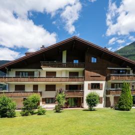 Chalet Type Apartment with garden, Hotel in Klosters Serneus