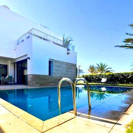 Villa Serena luxe et calme 500 m de la plage, hotel in Tamraght Ouzdar