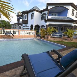 Dr Doc's Family Lodge with Pool, hotel di Spur Tree