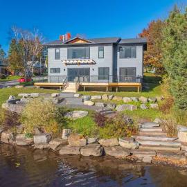 charming riverside retreat, hotel in Huntsville