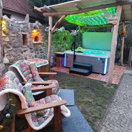 Ferienhaus Hotzenplotz all inkl Privaten Whirlpool & Sauna direkt am Fluss Mandau - am ruhigen Fahrradweg, מלון בHainewalde