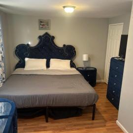 Grove 3- King Bed with Private Bathroom, hotel in Irvington