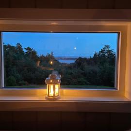 Peaceful seaside cabin with guest house - large private outdoor areas and boat available on request, hotel v destinaci Eigebrekk