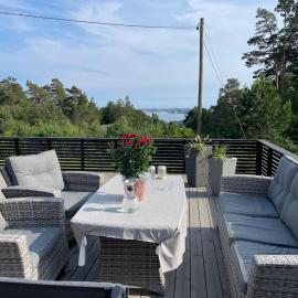 Peaceful seaside cabin with guest house - large private outdoor areas and boat available on request, hotel v mestu Eigebrekk