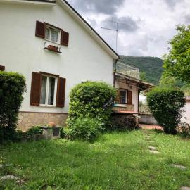 Una casa ospitale con giardino, Hotel in Castel SantʼAngelo