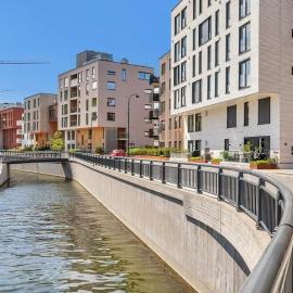 Apartment in a modern area right by the sea!