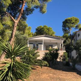 Lagonisi Cottage - with spacious garden, hotel in Áyios Nikólaos