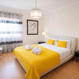 Dalila's house - Spacious and Comfortable 3-Bedroom Apartment with Garage, hotel a Nazaré