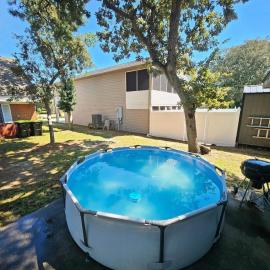 Pool, Blocks away from Beach, Dog friendly, hotel in Oak Island
