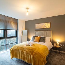 Central Leeds Balcony River View Apartment