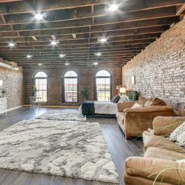 Jacuzzi Tub & Full Kitchen: Dowtown Hannibal Loft