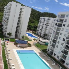 Apartamento Vacacional con 6 piscinas zonas verdes y salón de juegos, hotel a Santa Sofía