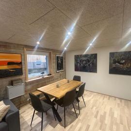 Modern two-bedroom flat with free parking near city centre