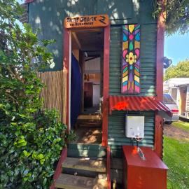 Surf Shack on Broadway, hotel in Waitara