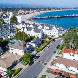 Cowell's Beach Retreat - steps to beach, restaurants, wharf, Boardwalk, shops, fast wifi, surf-in surf-out, hotel in Santa Cruz