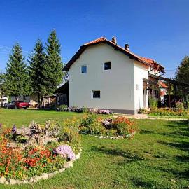 Apartmani Petrović - 3 cozy family apartments, hotel in Kaludjerske Bare