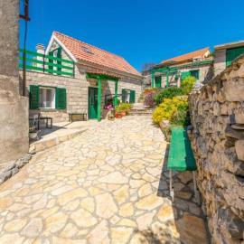 Holiday home Kuzmino, hotel in Primošten