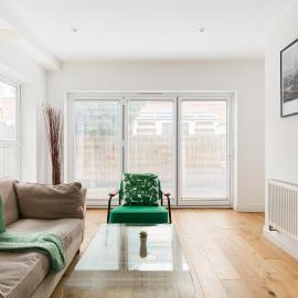 New! Bright 2BR Flat with Patio, Hotel in Elmers End