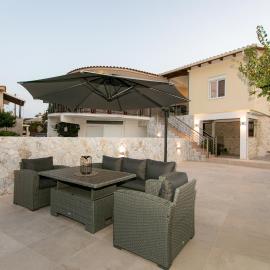 Akrolithia Guest House