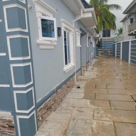 Modern Quiet 2 bedrooms in Abeokuta, Lagos Airport Pick Up Available, hotelli kohteessa Obada