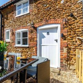 Pinnacle Cottage grade II listed home at the coast