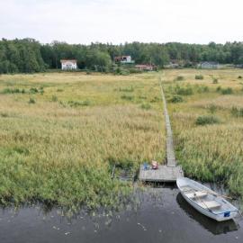 Sjötomt med privat brygga, roddbåt & solnedgång, Hotel in Kvicksund