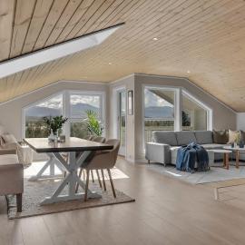 Apartment with sea views,veranda, and free parking