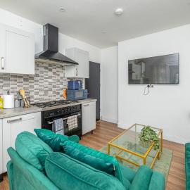 Cosy - Sleeps 10 - Driveway - Work & Leisure, hotelli kohteessa Bescot