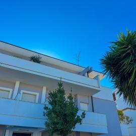 A CASA DI LUCIO APARTMENT - Bright & spacious apartment, seaside residential area near the Nettuno city centre, close to Sea, Train&Bus Station, hotelli kohteessa Nettuno