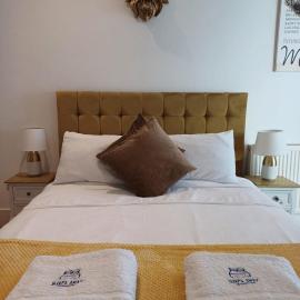 Bagshot High Street shops & restaurants on doorstep Ground Floor Sleeps 4 Free & Permit Parking near PennyHill Spa Ascot Races Wentworth Golf Longcross Film Studios, hotel a Bagshot