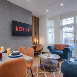 Modern & Spacious 4-Bedroom Home, Family & Contractor Friendly, Manchester